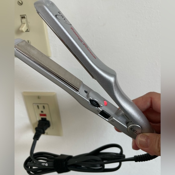 Mini ION straightener with case. - Picture 2 of 4